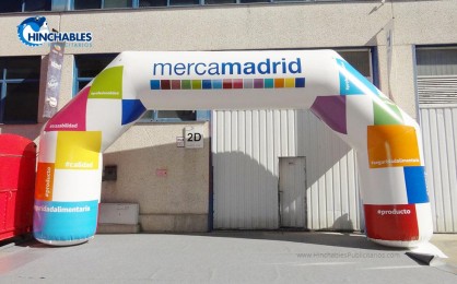 Ancho: 8,76m - Alto: 4,38m - Diámetro: 1,38m Arco Hinchable MercaMadrid